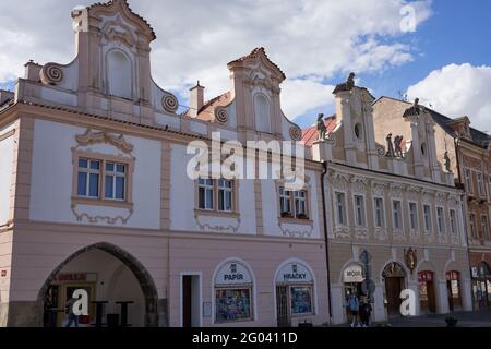 Kolin, République tchèque - 22 mai 2021 - la place Charles dans le centre-ville médiéval fondée par le roi Přemysl Otakar II avant 1261. Banque D'Images