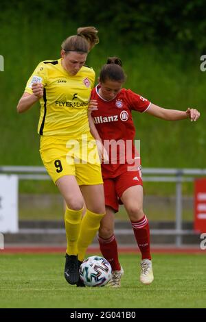 Aschheim, Allemagne. 29 mai 2021. Luisa Scheidel (9 Wuerzburger Kickers) et Amelie Schuster (16 FC Bayern München II) pendant le 2. Frauen Bundesliga match entre le FC Bayern Munich II et Wuerzburger Kickers au Sportpark Aschheim, Allemagne. Crédit: SPP Sport presse photo. /Alamy Live News Banque D'Images