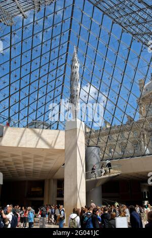 Paris, France, 22 juin : sous la pyramide de verre du Louvre, les Parisiens et les touristes se préparent à la visite le 22 juin 2012 à Paris. Banque D'Images