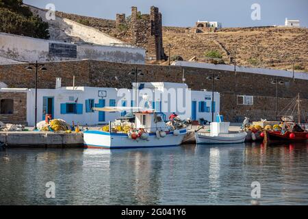 Grèce, île de Kythnos. 15 mai 2021. Bateaux de pêche, chalutiers traditionnels en bois, ancrés au port du village cycladique de Kithnos Loutra, au début des morni Banque D'Images