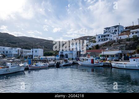 Grèce, île de Kythnos. 15 mai 2021. Bateaux de pêche, chalutiers traditionnels en bois, ancrés au port du village cycladique de Kithnos Loutra, ciel bleu ciel nuageux Banque D'Images