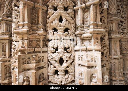 Partie d'une colonne en pierre sculptée dans le monastère de Batalha (Portugal) Banque D'Images