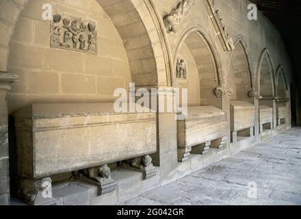 Espagne, Aragón, Huesca. Abbaye de San Pedro el Viejo. Tombeaux dans l'une des galeries du cloître. Banque D'Images