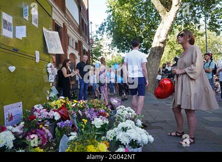 La fille de Tony Eastlake, Paige Eastlake, regarde les hommages à une veillée à sa stalle à la gare d'Essex Road à Londres organisée par le Islington Community Group sur Facebook. Date de la photo: Lundi 31 mai 2021. Banque D'Images