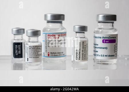 Montréal, CA - 31 mai 2021 : flacons des vaccins AstraZeneca, Pfizer BioNTech, Janssen et Moderna Covid-19 Banque D'Images