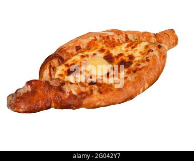 Khachapuri isolé sur fond blanc.Tortilla aux œufs et au fromage.Le khachapuri de style adjarien est une cuisine géorgienne, un produit national de farine.Vue sur le dessus du pain.Khachapuri bateau à tarte ouverte Banque D'Images