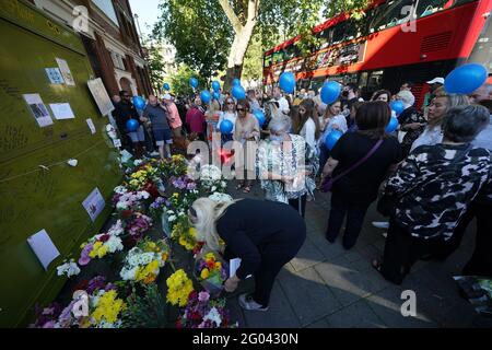 Hommages à une vigile pour Tony Eastlake à son stand à la gare routière d'Essex à Londres organisé par le Groupe communautaire d'Islington sur Facebook. Date de la photo: Lundi 31 mai 2021. Banque D'Images