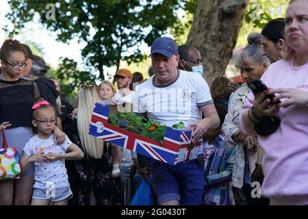 Des gens à une vigile pour Tony Eastlake à son stand à la gare routière d'Essex à Londres organisé par le Groupe communautaire d'Islington sur Facebook. Date de la photo: Lundi 31 mai 2021. Banque D'Images