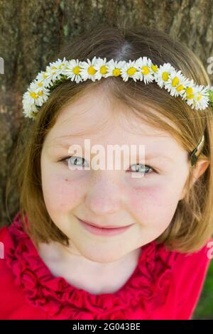 Fille de six ans avec une guirlande sur sa tête en forme de couronne. ROYAUME-UNI. (123) Banque D'Images