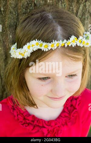 Fille de six ans avec une guirlande sur sa tête en forme de couronne. ROYAUME-UNI. (123) Banque D'Images