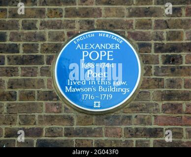 Plaque bleue pour marquer la maison d'Alexander Pope sur le mur du pub Mawson Arms, à côté de la brasserie Griffin Fuller à Chiswick, Londres, Royaume-Uni. (123) Banque D'Images