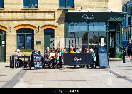 Les clients qui apprécient le petit déjeuner au soleil du printemps au Signals Bistro Saltburn Par la mer du Yorkshire du Nord de l'Angleterre Banque D'Images