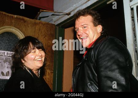 Roseanne Barr et Tom Arnold à 'Julie Budd' Los Angeles soirée d'ouverture au Backlot Theatre à Hollywood, Californie Mai 1989 crédit: Ralph Dominguez/MediaPunch Banque D'Images