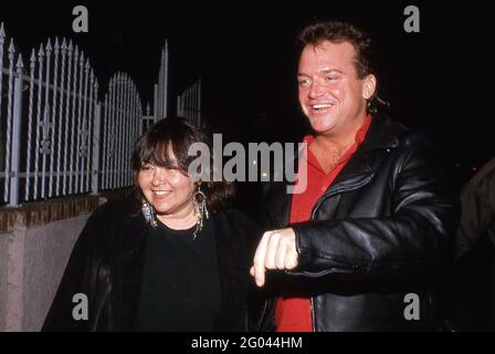 Roseanne Barr et Tom Arnold à 'Julie Budd' Los Angeles soirée d'ouverture au Backlot Theatre à Hollywood, Californie Mai 1989 crédit: Ralph Dominguez/MediaPunch Banque D'Images