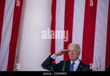 Arlington, États-Unis. 31 mai 2021. Le président Joe Biden salue le cimetière national d'Arlington, à Arlington, en Virginie, le lundi 31 mai 2021. Le président Biden a prononcé le discours à l'adresse du jour du souvenir lors de la 153e célébration du jour du souvenir national. Photo par Tasos Katopodis/UPI crédit: UPI/Alay Live News Banque D'Images