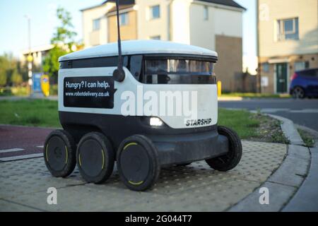 Robot autonome de livraison de nourriture faisant une livraison dans les rues de Milton Keynes au Royaume-Uni. Robot fabriqué par Starship technologies. Banque D'Images