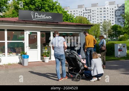 POZNAN, POLOGNE - 30 mai 2021: Ligne de personnes debout devant un stand de crème glacée Pastelowa attendant de donner une commande pour acheter un dessert froid à l'or Banque D'Images