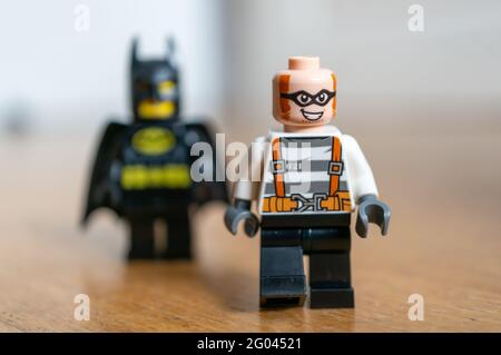 POZNAN, POLOGNE - 30 mai 2021 : figurine LEGO Batman et voleur debout sur une surface en bois Banque D'Images