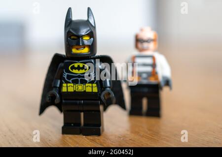 POZNAN, POLOGNE - 30 mai 2021 : figurine LEGO Batman et voleur debout sur une surface en bois Banque D'Images