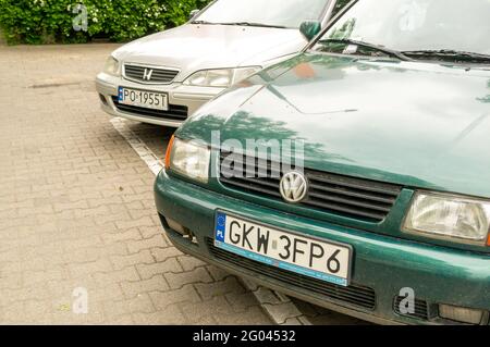 POZNAN, POLOGNE - 30 mai 2021 : voiture verte vieille Volkswagen garée sur un parking de la ville. Banque D'Images