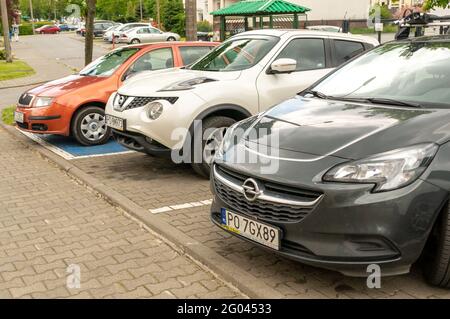 POZNAN, POLOGNE - 30 mai 2021 : rangée de voitures garées, y compris un Opel, sur les places de stationnement de la ville Banque D'Images