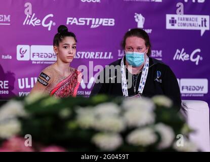 Raffaeli Sofia (ITA) et Cantaluppi Julieta (ITA) pendant le rythme Gymnastique FIG coupe du monde 2021 Pesaro à Vitrifrigo / LM Banque D'Images