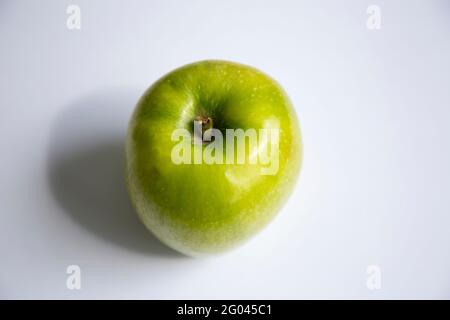 Pomme verte parfaite isolée sur fond blanc, en pleine profondeur de champ avec masque. Banque D'Images