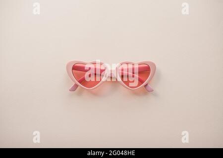 Mise en page. Verres roses sous forme de coeurs sur fond rose clair. Été Banque D'Images