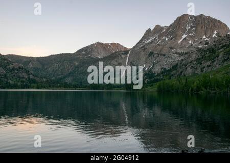 Il y a plusieurs lacs dans le June Lake Loop du comté de Mono, en Californie, aux États-Unis, y compris Grant Lake et Silver Lake. Banque D'Images