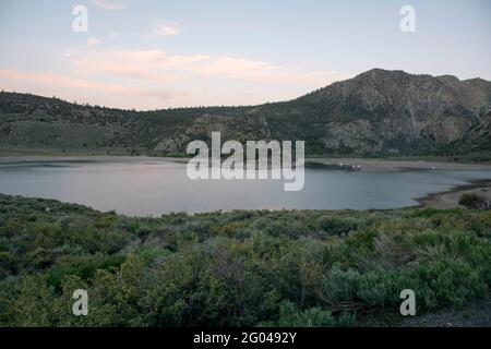 Il y a plusieurs lacs dans le June Lake Loop du comté de Mono, en Californie, aux États-Unis, y compris Grant Lake et Silver Lake. Banque D'Images