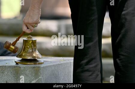 Forty fort, États-Unis. 31 mai 2021. Une cloche est sonné pour ceux qui ont été perdus dans chaque bataille que les États-Unis ont été impliqués pendant la cérémonie du jour du souvenir.UNE parade se tient de Kingston Pa, au cimetière du quarante fort dans quarante fort, PA. Pour se souvenir de ceux qui ont passé dans le service militaire. Le Memorial Day a eu lieu après un an de congé en raison de la pandémie de Covid-19. Une cérémonie commémorative a eu lieu au cimetière par la suite. Crédit : SOPA Images Limited/Alamy Live News Banque D'Images