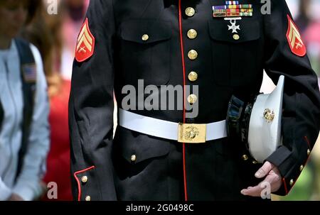 Forty fort, États-Unis. 31 mai 2021. Bénéficiaire Silver Star CPL. John Richards représente une prière lors d'une cérémonie du jour du souvenir. UN défilé se tient de Kingston Pa au cimetière du quarante fort, dans le fort quarante, en Pennsylvanie, pour se souvenir de ceux qui ont passé dans le service militaire. Le Memorial Day a eu lieu après un an de congé en raison de la pandémie de Covid-19. Une cérémonie commémorative a eu lieu au cimetière par la suite. Crédit : SOPA Images Limited/Alamy Live News Banque D'Images
