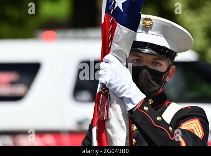 Forty fort, États-Unis. 31 mai 2021. Le membre de la garde d'honneur de la Marine descend la rue main lors d'un défilé du jour du souvenir. UN défilé a lieu de Kingston Pa au cimetière du Forty fort à Forty fort, en Pennsylvanie, pour se souvenir de ceux qui ont passé dans le service militaire. Le Memorial Day a eu lieu après un an de congé en raison de la pandémie de Covid-19. Une cérémonie commémorative a eu lieu au cimetière par la suite. Crédit : SOPA Images Limited/Alamy Live News Banque D'Images
