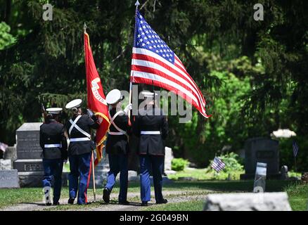 Forty fort, États-Unis. 31 mai 2021. La garde d'honneur de la Marine passe par un cimetière le jour du souvenir après un défilé. UNE parade se tient de Kingston Pa au cimetière du Forty fort à Forty fort, en Pennsylvanie. Pour se souvenir de ceux qui ont passé dans le service militaire. Le Memorial Day a eu lieu après un an de congé en raison de la pandémie de Covid-19. Une cérémonie commémorative a eu lieu au cimetière par la suite. Crédit : SOPA Images Limited/Alamy Live News Banque D'Images
