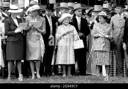 4.6.1987 famille royale à Epsom Derby Duchesse de York, Diana, la princesse de Galles, le prince Charles, HRH la reine et la reine Banque D'Images