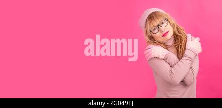 portrait d'une femme adulte avec expression rêveuse isolée Banque D'Images