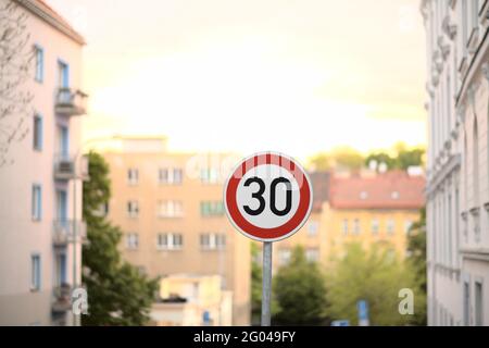 PRAGUE, RÉPUBLIQUE TCHÈQUE - 28 mai 2021 : limitation de vitesse dans certaines rues résidentielles de Prague (30 kilomètres par heure) Banque D'Images