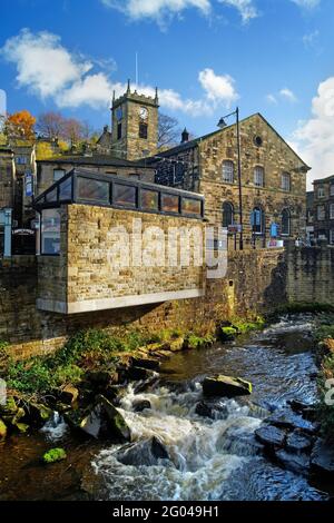 Royaume-Uni, West Yorkshire, Holmfirth, River Holme passant par le centre-ville Banque D'Images