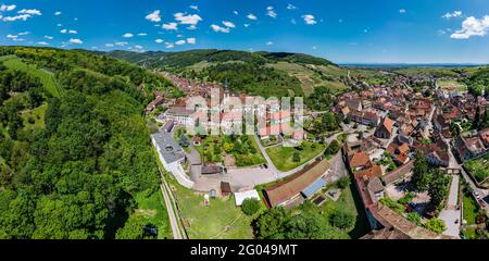 Vue panoramique sur le magnifique village d'Andlau en Alsace. Pentes avec raisins mûrs. Vue magnifique sur les Vosges. Idylle et grâce Banque D'Images