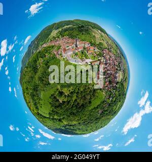 Vue panoramique sur le magnifique village d'Andlau en Alsace. Pentes avec raisins mûrs. Vue magnifique sur les Vosges. Idylle et grâce Banque D'Images