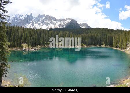 Vue imprenable sur les lacs et les cours d'eau des Dolomites dans les Alpes, en Italie Banque D'Images