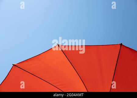 parasol orange sous ciel bleu Banque D'Images