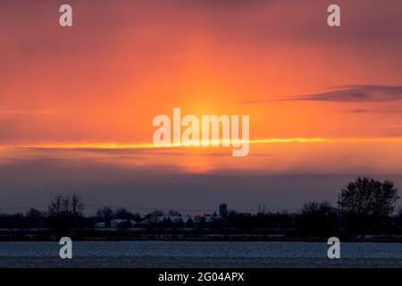 Beau lever de soleil dans la campagne, un hiver froid tôt Matin au Canada Banque D'Images