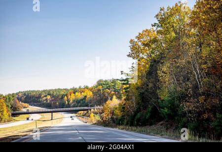 Fascinante et colorée, le New Hampshire a divisé la route de l'autoroute bordée de des érables d'automne rouges et jaunes invitent le voyageur à un séjour inoubliable Banque D'Images