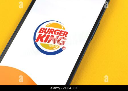 Kharkov, Ukraine - 28 mai 2021: Application Burger King sur l'écran Apple iPhone 12 téléphone mobile Banque D'Images