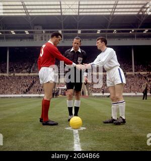 Photo du dossier datée du 25-05-1963 de Colin Appleton de Leicester City (à droite). Date de publication : lundi 31 mai 2021. Banque D'Images