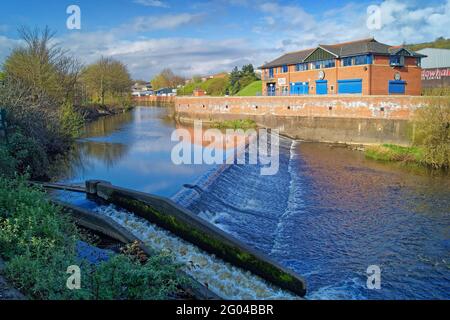 Royaume-Uni, Yorkshire du Sud, Sheffield, Meadowhall, River Don et Hadfields Weir Banque D'Images