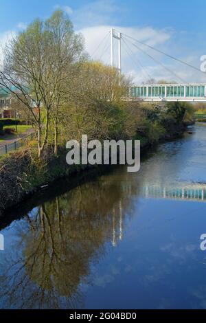 Royaume-Uni, Yorkshire du Sud, Sheffield, Meadowhall, passerelle au-dessus de la rivière Don. Banque D'Images