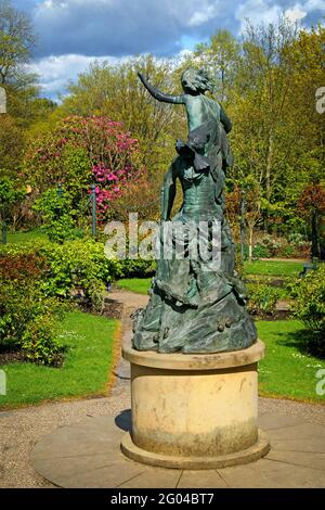 UK,South Yorkshire,Sheffield,Botanical Gardens,Rose Garden et Pan à l'esprit de la Statue de bois Banque D'Images