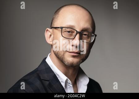 Portrait d'un homme en costume et lunettes gros plan. Banque D'Images